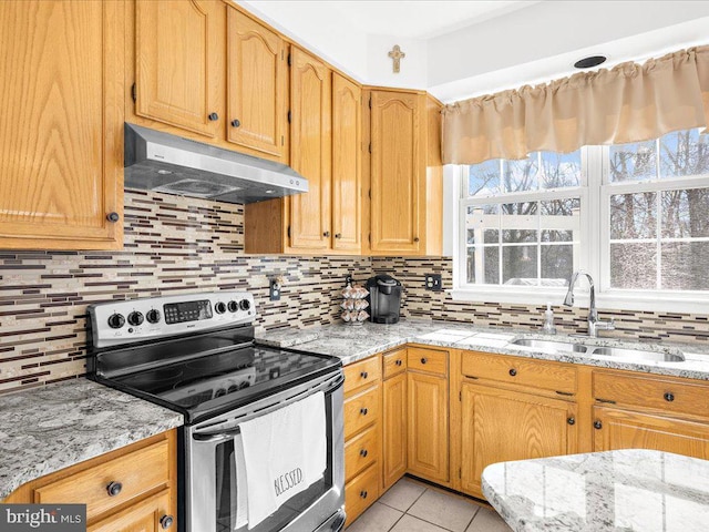 kitchen with under cabinet range hood, stainless steel electric range, tasteful backsplash, and a sink