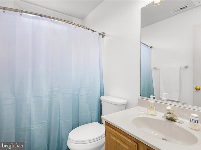 full bath with visible vents, toilet, vanity, and a shower with shower curtain