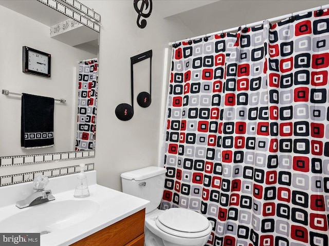 full bath with vanity, a shower with shower curtain, and toilet