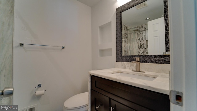 full bath featuring curtained shower, toilet, vanity, and visible vents