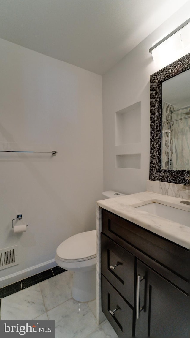 full bath with vanity, a shower with curtain, visible vents, baseboards, and toilet