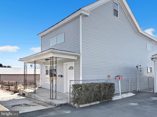 view of front of house with covered porch and fence