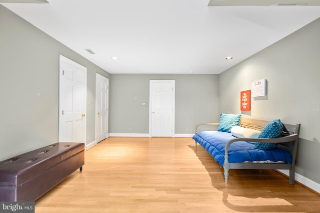 living area with visible vents, recessed lighting, baseboards, and light wood-type flooring