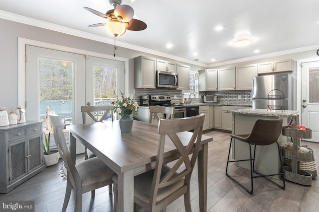 dining room featuring crown molding, a toaster, recessed lighting, and ceiling fan