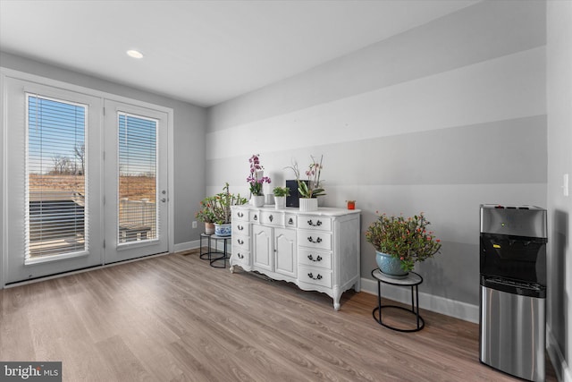 living area featuring recessed lighting, baseboards, and light wood-type flooring