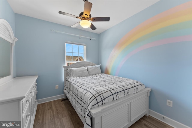 bedroom featuring dark wood-type flooring, baseboards, and ceiling fan