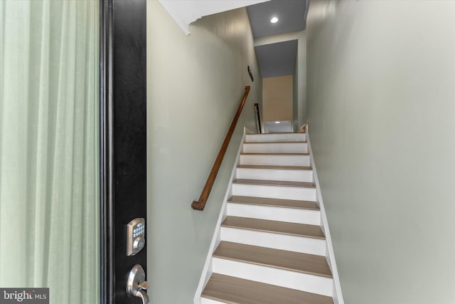 staircase featuring recessed lighting and baseboards