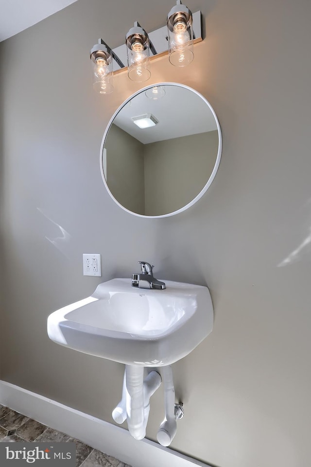 bathroom with baseboards