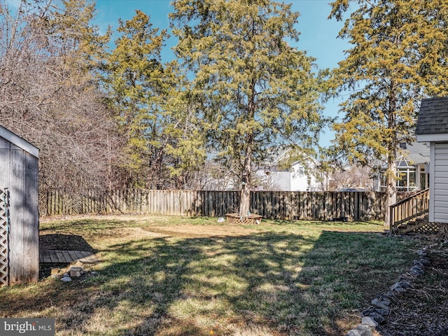 view of yard with an outbuilding and fence