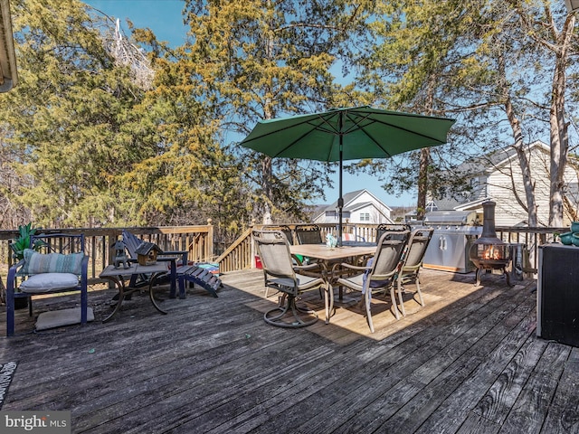 deck with outdoor dining space