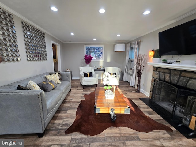 living room featuring recessed lighting, crown molding, and wood finished floors