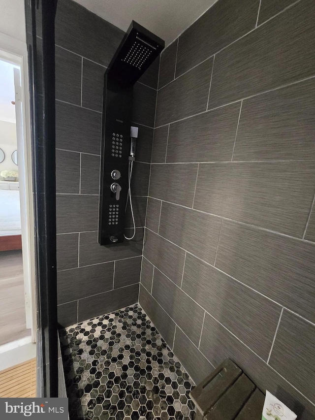 bathroom featuring a tile shower