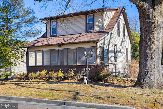 view of front of property featuring a shingled roof