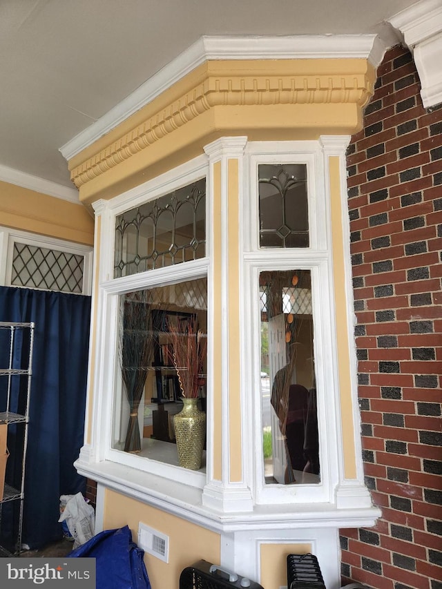 interior details with visible vents and crown molding