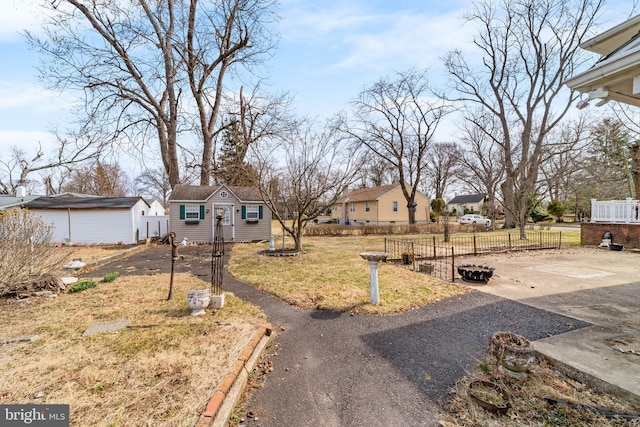 view of yard with an outbuilding and fence