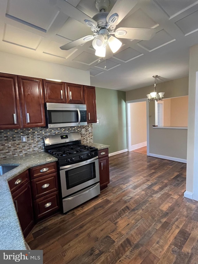 kitchen with tasteful backsplash, baseboards, dark wood-style floors, appliances with stainless steel finishes, and ceiling fan with notable chandelier