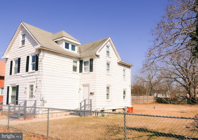 view of front of property featuring a fenced front yard