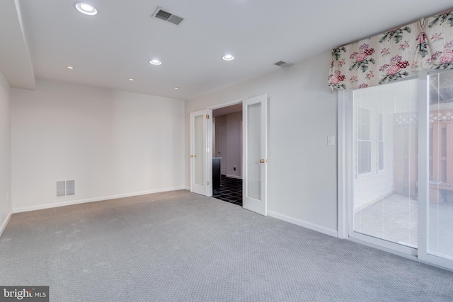 unfurnished room with visible vents, recessed lighting, baseboards, and carpet