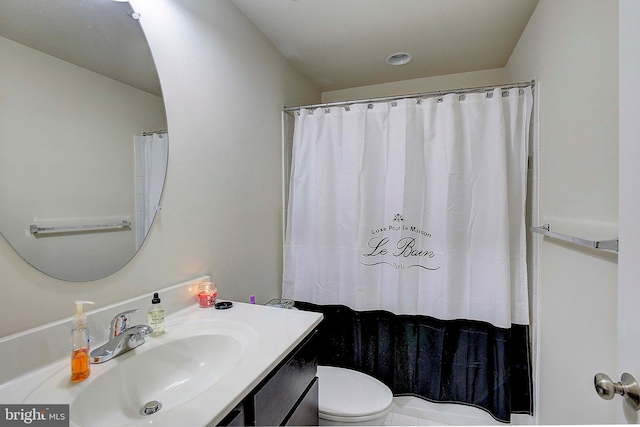 full bath featuring curtained shower, vanity, and toilet