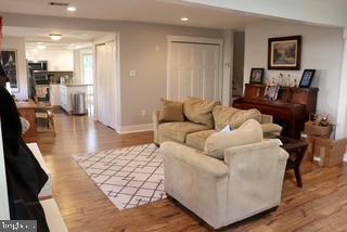 living area featuring wood finished floors, recessed lighting, and baseboards