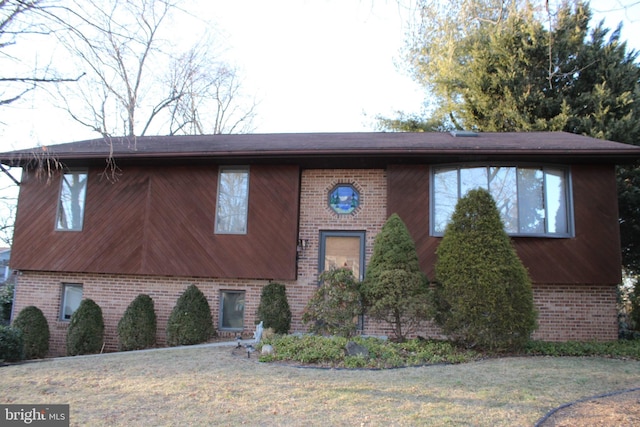 view of front of house with brick siding and a front yard