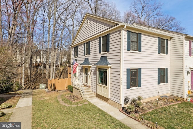 view of front facade featuring a front yard