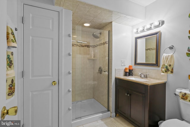 full bath with tasteful backsplash, toilet, a stall shower, and vanity