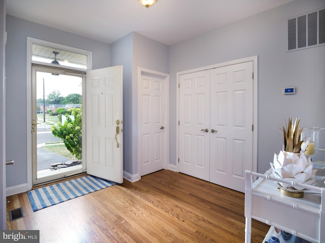 foyer with visible vents, light wood-type flooring, and baseboards