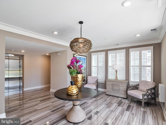 living area featuring baseboards, visible vents, ornamental molding, and recessed lighting