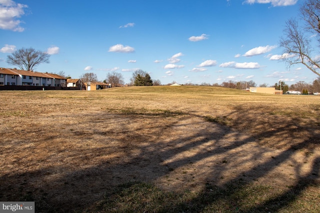 view of yard featuring a rural view