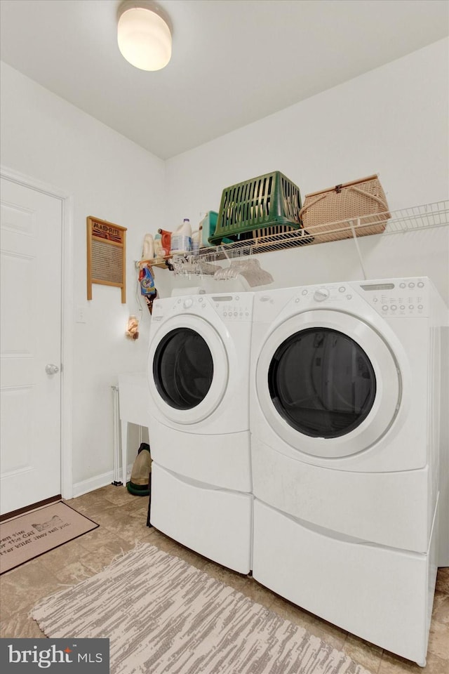 laundry room featuring laundry area, baseboards, and independent washer and dryer