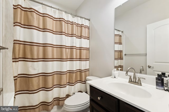 full bath with toilet, vanity, and a shower with curtain