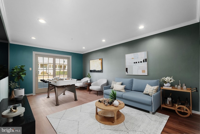 living room featuring crown molding, recessed lighting, wood finished floors, and baseboards