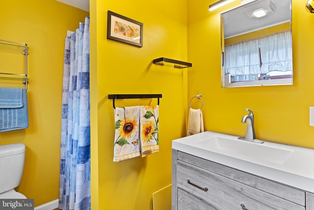 full bath featuring curtained shower, toilet, and vanity