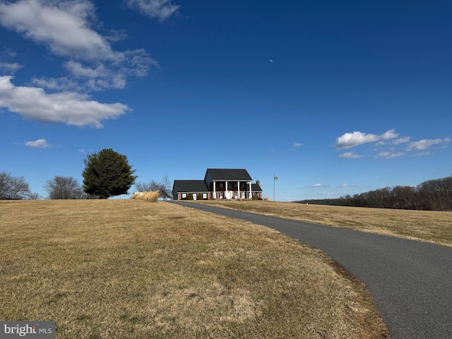 view of front of house featuring a front lawn