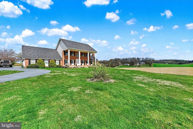 view of front facade with driveway and a front lawn