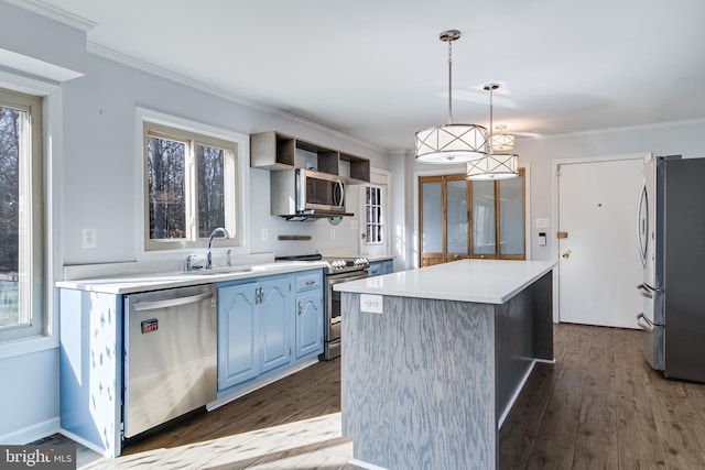 kitchen featuring dark wood-style floors, a sink, light countertops, appliances with stainless steel finishes, and blue cabinets