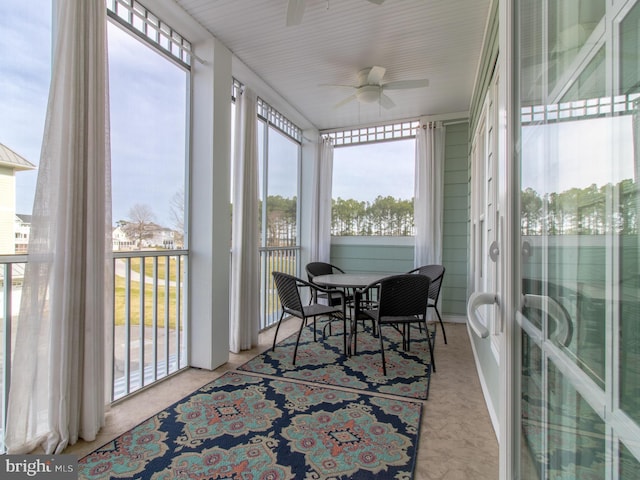 sunroom with ceiling fan