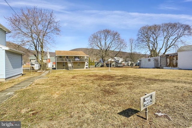 view of yard with a residential view