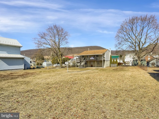 view of yard with a mountain view