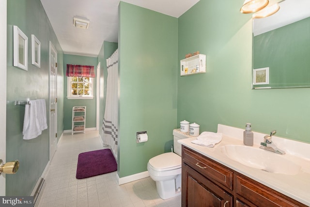 full bath featuring a shower with curtain, baseboards, vanity, and toilet