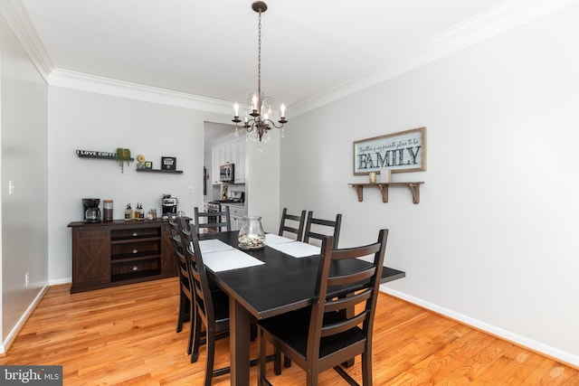 dining space with baseboards, light wood-style flooring, and crown molding