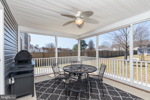 sunroom with ceiling fan