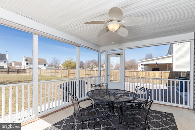 sunroom / solarium featuring a ceiling fan