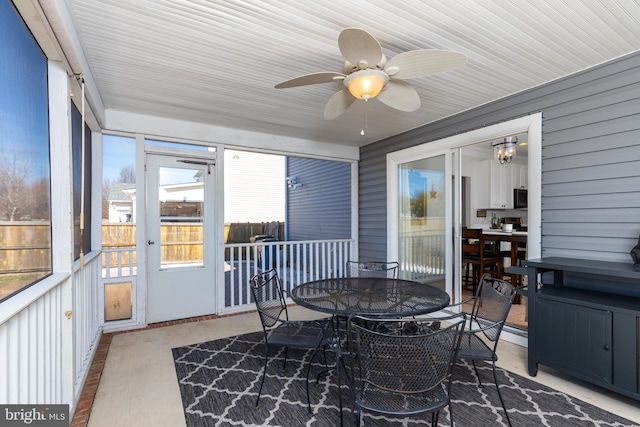 sunroom / solarium featuring a ceiling fan