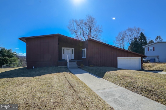 view of front of house featuring a garage and a front lawn