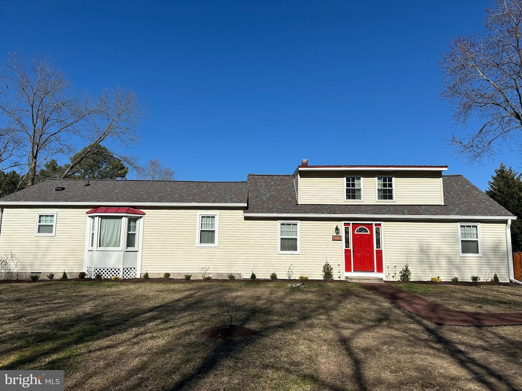 view of front facade with a front lawn