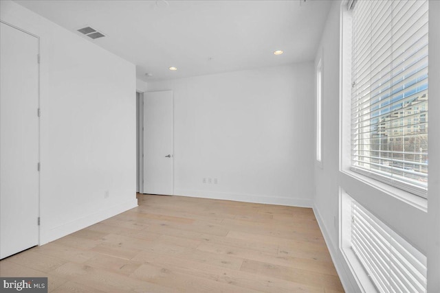 unfurnished bedroom featuring light wood finished floors, visible vents, recessed lighting, and baseboards