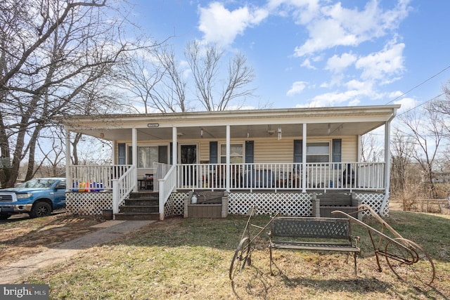 view of front of property featuring a porch and a front yard