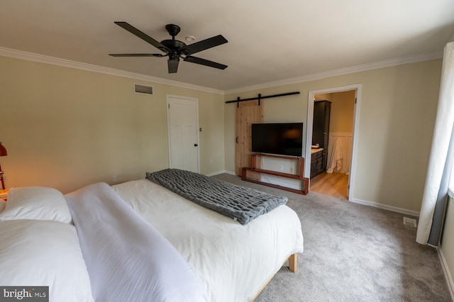 carpeted bedroom featuring visible vents, a ceiling fan, a barn door, crown molding, and baseboards